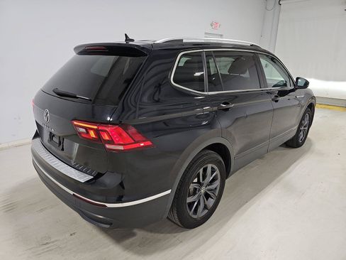 Used 2022 Volkswagen Tiguan SE w/ Panoramic Sunroof Package FWD image 3