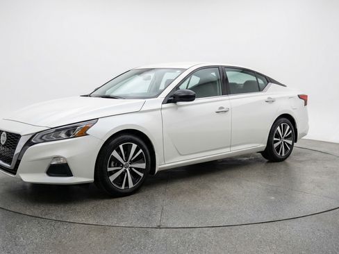 Used 2025 Nissan Altima 2.5 SV FWD image 3