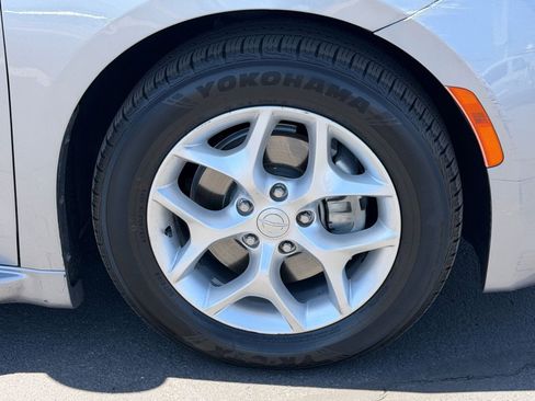 Used 2017 Chrysler Pacifica Touring Plus w/ Tire & Wheel Group FWD image 11