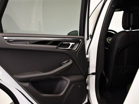 Certified 2026 Porsche Macan AWD/4WD image 42