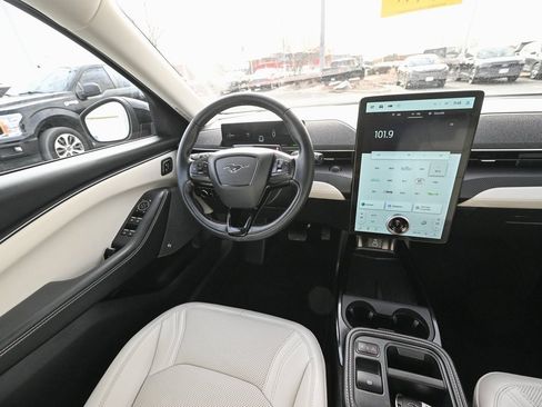 Certified 2025 Ford Mustang Mach-E Premium image 32