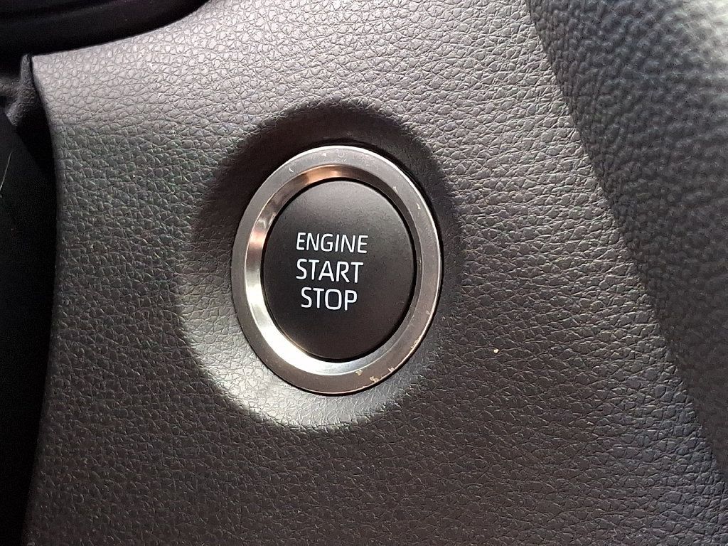 Used 2025 Toyota Corolla SE w/ SE Premium Package FWD image 27