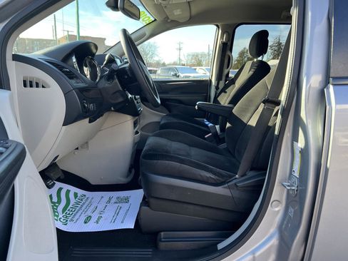 Used 2018 Dodge Grand Caravan SE w/ UConnect Hands-Free Group image 14