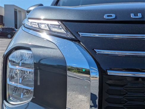 New 2025 Mitsubishi Outlander SE image 10