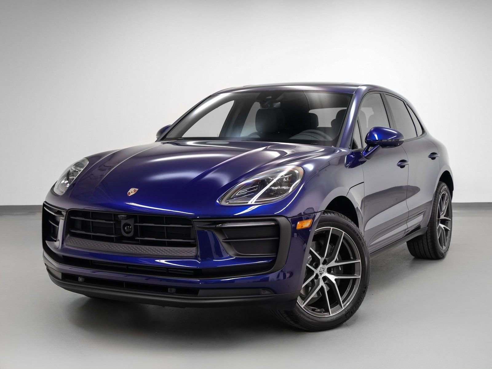 Certified 2025 Porsche Macan AWD/4WD image 1