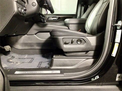 Used 2025 Chevrolet Suburban High Country image 17