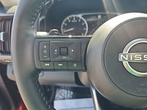 Used 2025 Nissan Pathfinder SL FWD image 17