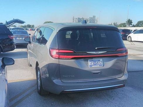 Used 2025 Chrysler Pacifica Select FWD image 25