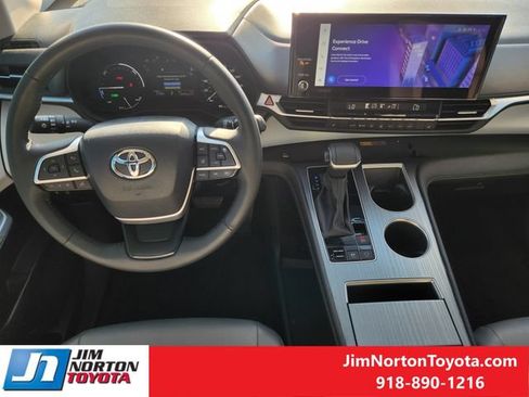 Used 2025 Toyota Sienna XLE AWD/4WD image 28