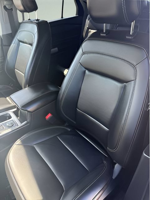 Used 2022 Ford Explorer XLT w/ Equipment Group 202A AWD/4WD image 6
