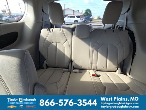 Used 2017 Chrysler Pacifica Touring-L w/ Tire & Wheel Group FWD image 13