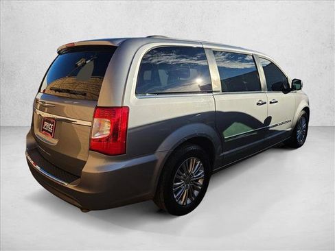 Used 2015 Chrysler Town & Country Touring-L w/ Driver Convenience Group image 4