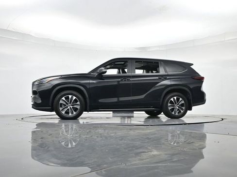 Used 2024 Toyota Highlander XLE AWD/4WD image 42