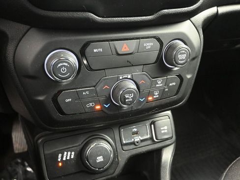 Used 2018 Jeep Renegade Latitude w/ Cold Weather Group image 19