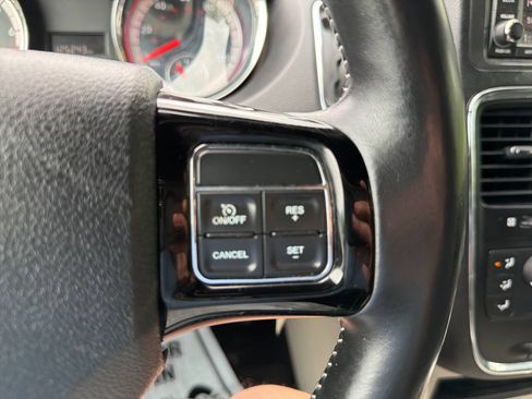 Used 2019 Dodge Grand Caravan SXT FWD image 38