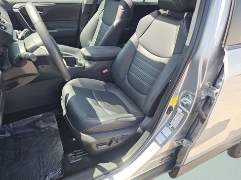Used 2022 Toyota RAV4 XLE Premium AWD/4WD image 6