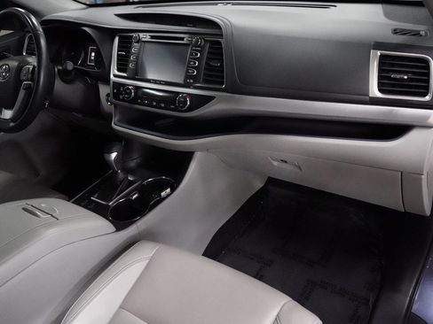 Used 2018 Toyota Highlander XLE FWD image 25