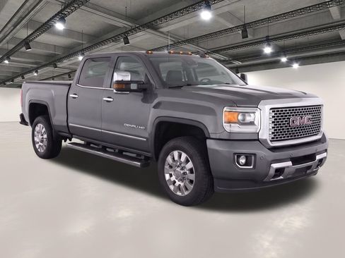 Used 2017 GMC Sierra 2500 Denali w/ Suspension Package, Off-Road AWD/4WD image 2