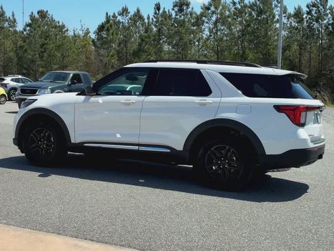 Used 2025 Ford Explorer Active AWD/4WD image 6