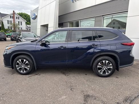 Used 2021 Toyota Highlander XLE AWD/4WD image 9