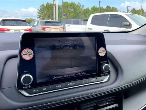 Used 2024 Nissan Rogue S FWD image 27