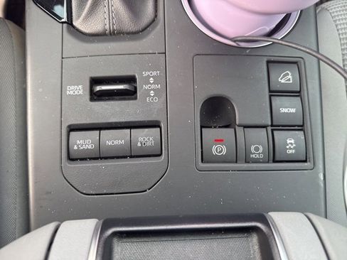 Used 2024 Toyota Highlander LE image 17