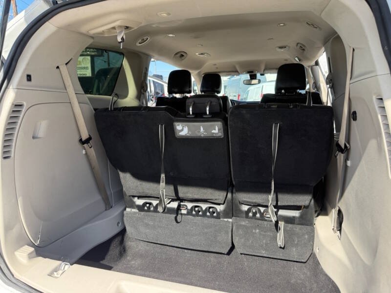Used 2020 Chrysler Pacifica Touring-L FWD image 11
