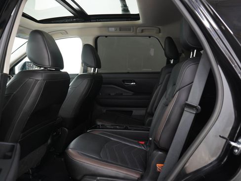Used 2024 Nissan Pathfinder Platinum AWD/4WD image 16