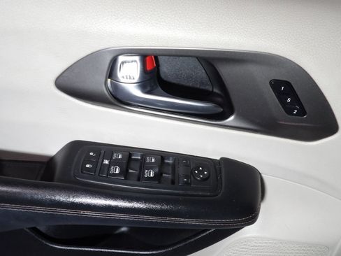 Used 2020 Chrysler Pacifica Touring-L Plus image 12