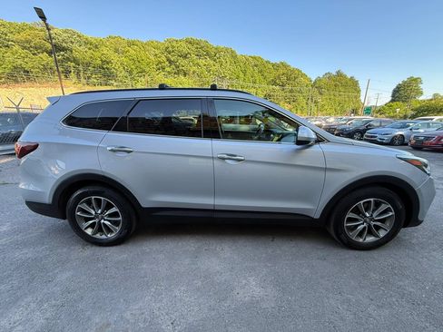 Used 2017 Hyundai Santa Fe SE AWD/4WD image 3