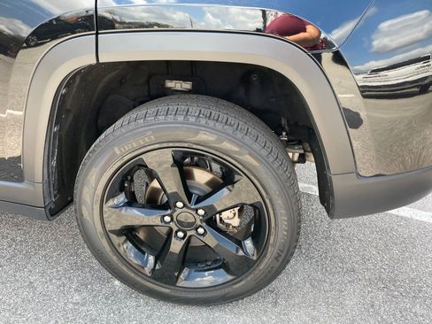 Used 2023 Jeep Grand Cherokee Limited w/ Black Appearance Package image 12