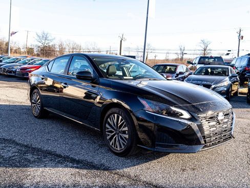 Used 2025 Nissan Altima 2.5 SV FWD image 8