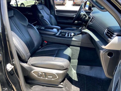 Used 2024 Jeep Wagoneer Series III AWD/4WD image 9