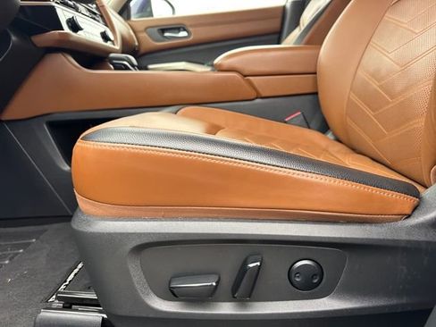 Used 2024 Nissan Pathfinder Platinum w/ Cargo Package image 13