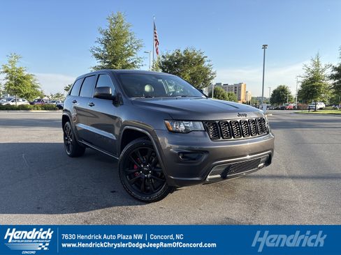 Used 2017 Jeep Grand Cherokee Altitude RWD image 1