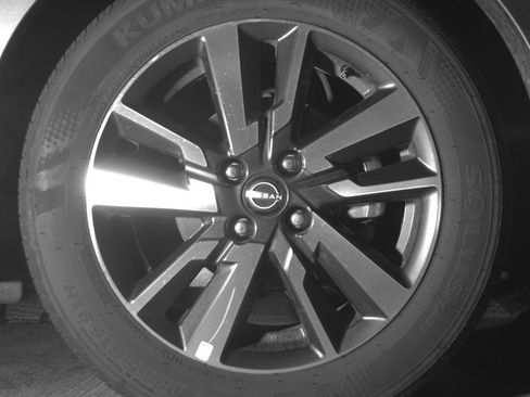 Used 2025 Nissan Versa SV FWD image 13