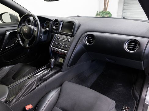 Used 2013 Nissan GT-R Premium image 13
