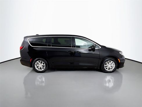 New 2026 Chrysler Pacifica Select image 8