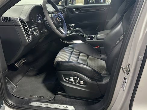 Used 2021 Porsche Cayenne Turbo S image 18