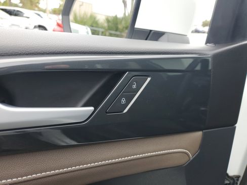 Used 2024 Volkswagen Taos SEL image 19