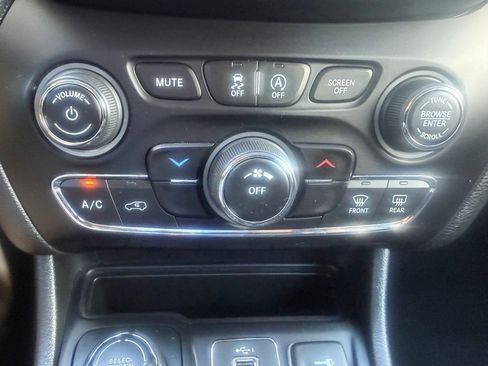 Used 2020 Jeep Cherokee Latitude AWD/4WD image 62