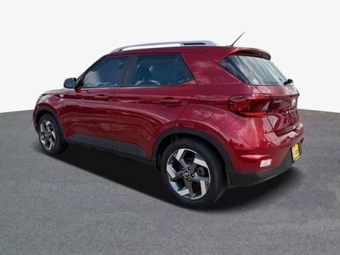 Used 2024 Hyundai Venue SEL FWD image 2