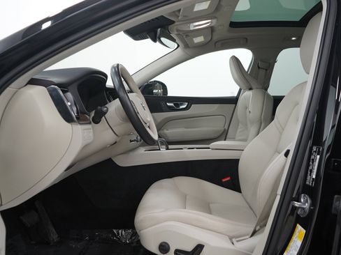 Used 2022 Volvo XC60 B5 Momentum w/ Climate Package AWD/4WD image 25