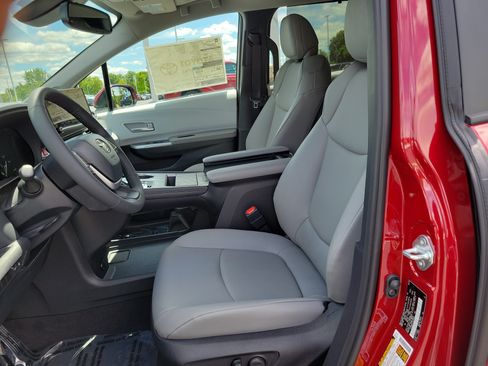 New 2026 Toyota Sienna XLE FWD image 18