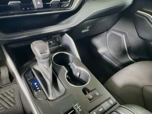 Used 2020 Toyota Highlander LE FWD image 25