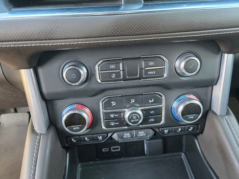 Used 2024 GMC Yukon XL SLT image 18