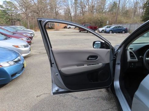 Used 2018 Honda HR-V LX image 15