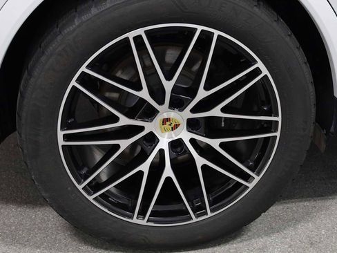 Certified 2024 Porsche Cayenne Coupe image 38