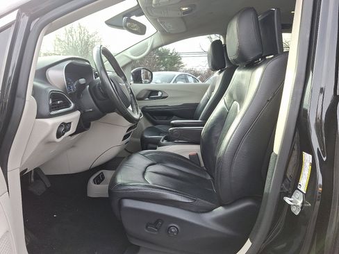 Used 2020 Chrysler Pacifica Touring-L Plus image 13
