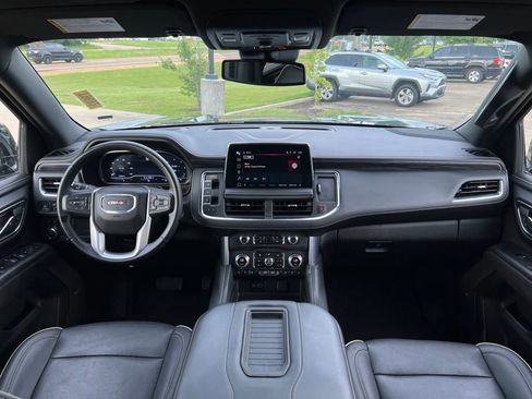 Used 2023 GMC Yukon XL SLT AWD/4WD image 13